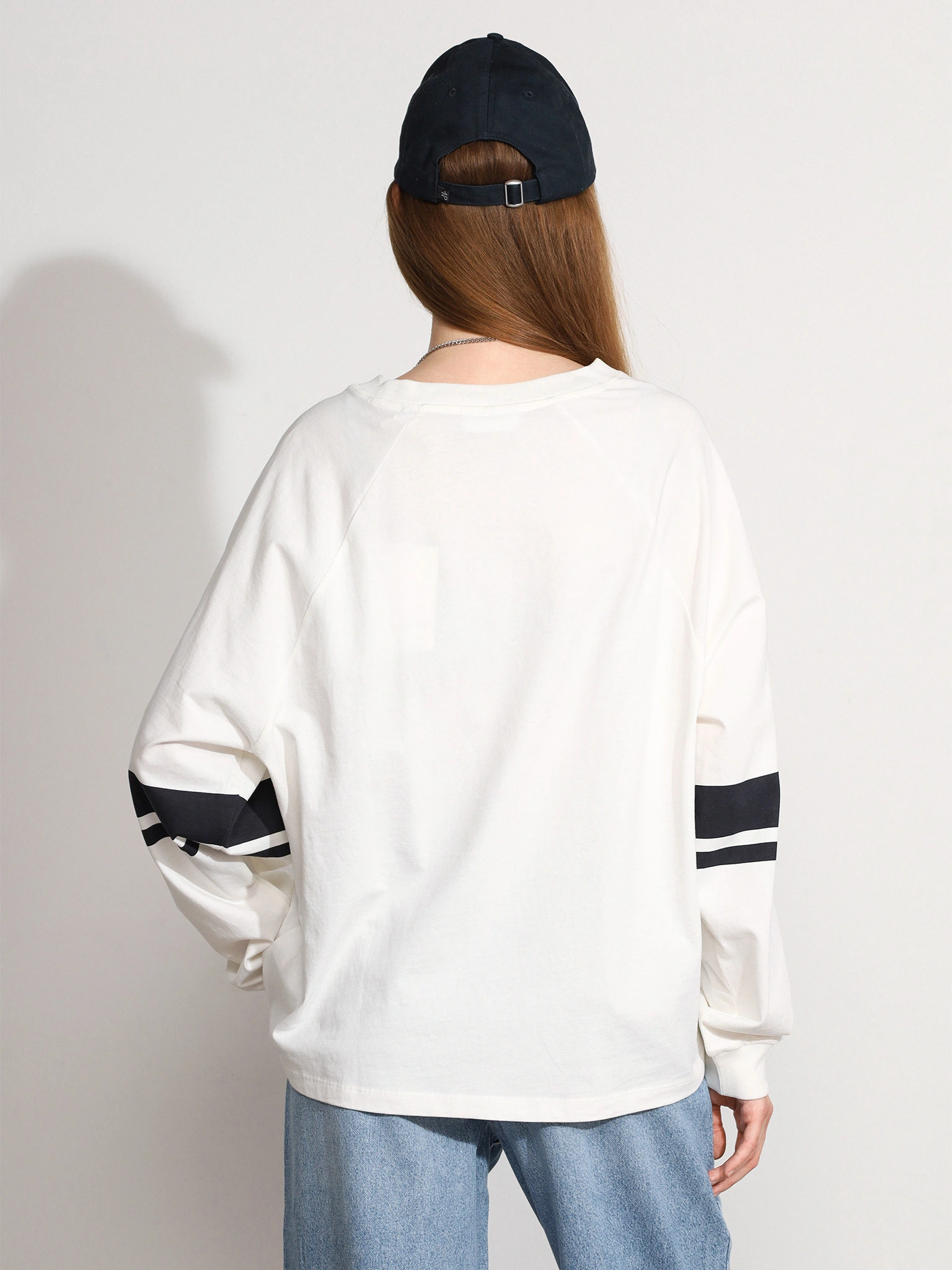 Футболка белого цвета с длинным рукавом из хлопка